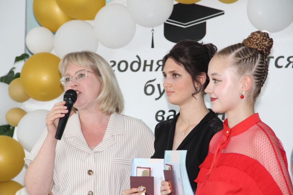 Золотые медали получили Полина Фарафонова (в центре) и Алина Сычева. Фото: Анна Куприянова, "Глобус"