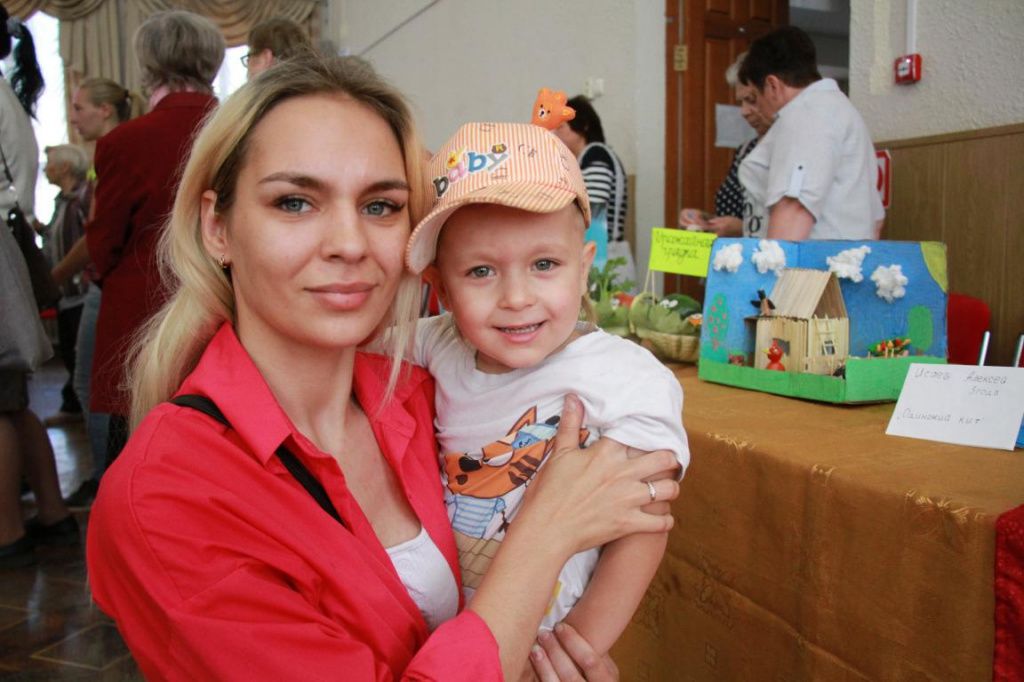 Елена Зуева и ее сын Тимофей сделали "Домик в деревне". Фото: Константин Бобылев, "Глобус"