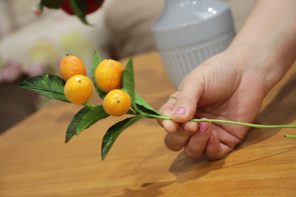 Кумкваты - мини-апельсины, тоже из фоамирана. Фото: Константин Бобылев, "Глобус"