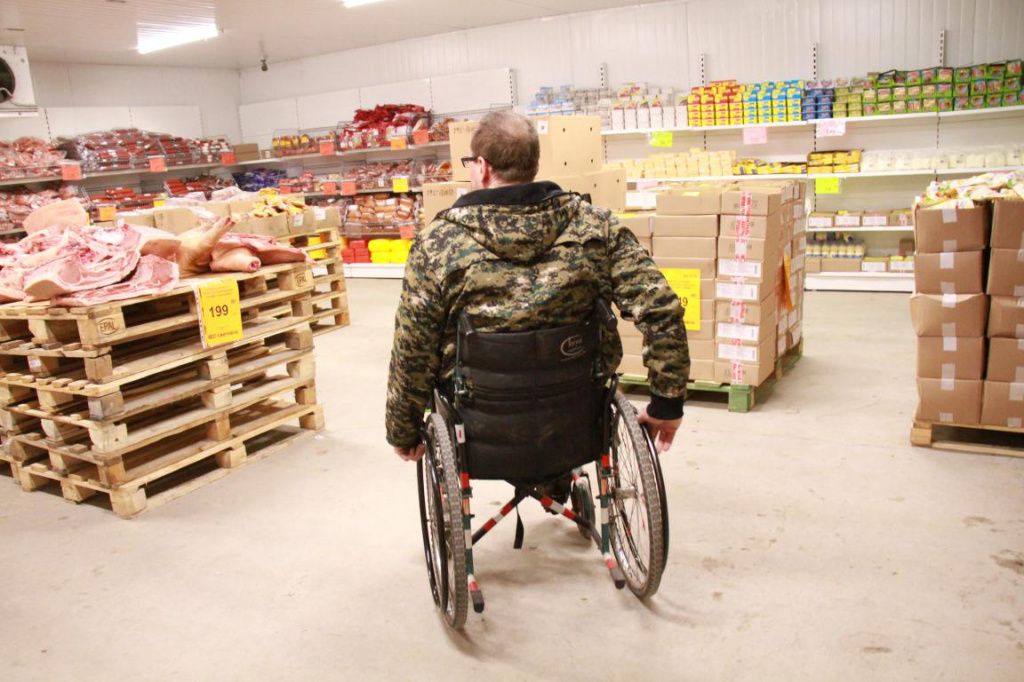 В залах сетевых магазинов, как правило, достаточно места для проезда коляски. Фото: Константин Бобылев, "Глобус"
