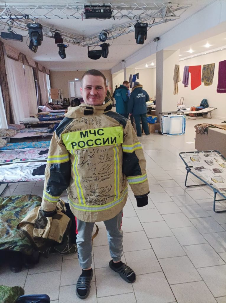 Подписанная куртка будет храниться в музее пожарной части. Фото: Иван Копылов