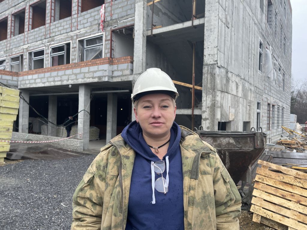 По словам представителя подрядчика Анастасии Синелобовой, отставаний в графике нет. Фото: Анна Куприянова, "Глобус" По словам представителя подрядчика Анастасии Синелобовой, отставаний в графике нет. Фото: Анна Куприянова, "Глобус"