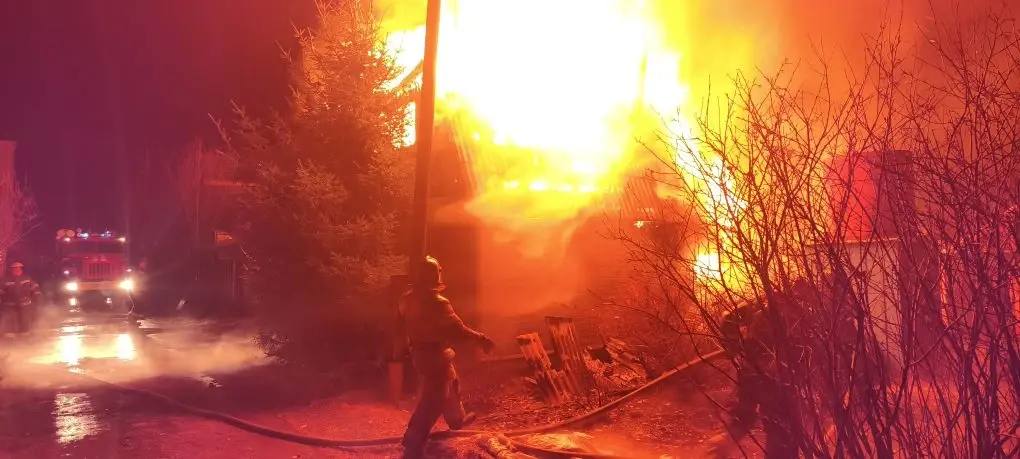 В саду “ОВД Серовского горисполкома” горел домик. Фото предоставлено 56-й ПСЧ