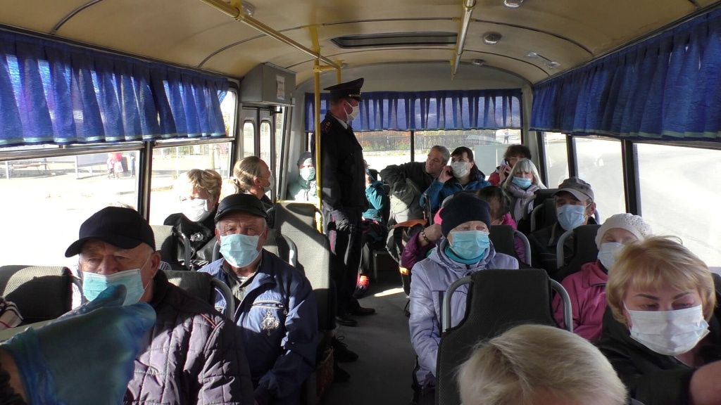 Пять пассажиров автобусов и маршруток были оштрафованы в октябре 2020 года за отсутствие маски. Фото: архив "Глобуса", полиция Серова