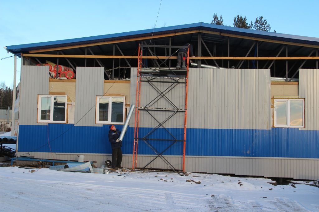 Бригада из Нижнего Тагила делает вентиляцию в морге. Фото: Анна Куприянова, "Глобус"