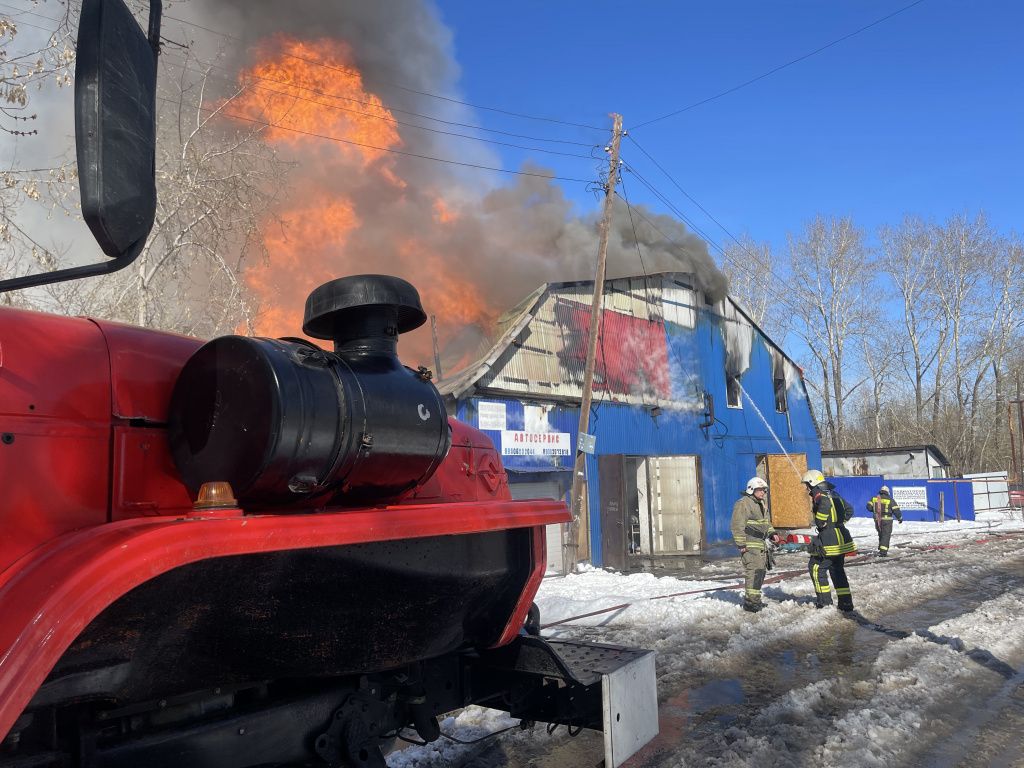 К месту происшествия приехали огнеборцы. Фото: Анна Куприянова, "Глобус"