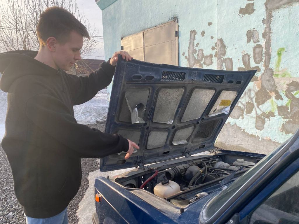 Александр Кошелев показал, что предстоит отремонтировать в автомобиле. В нем отсутствуют некоторые узлы и агрегаты. Фото: Анна Куприянова, "Глобус"