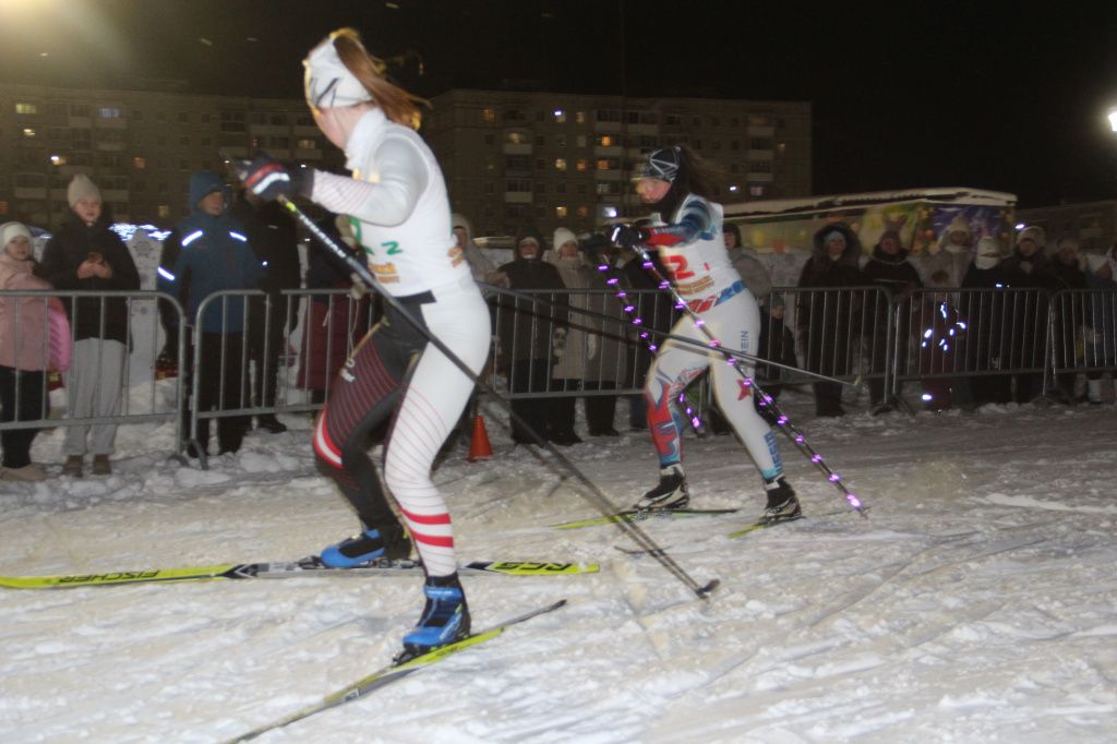 Одна из лыжниц обмотала палки гирляндой. Фото: Анна Куприянова, "Глобус"