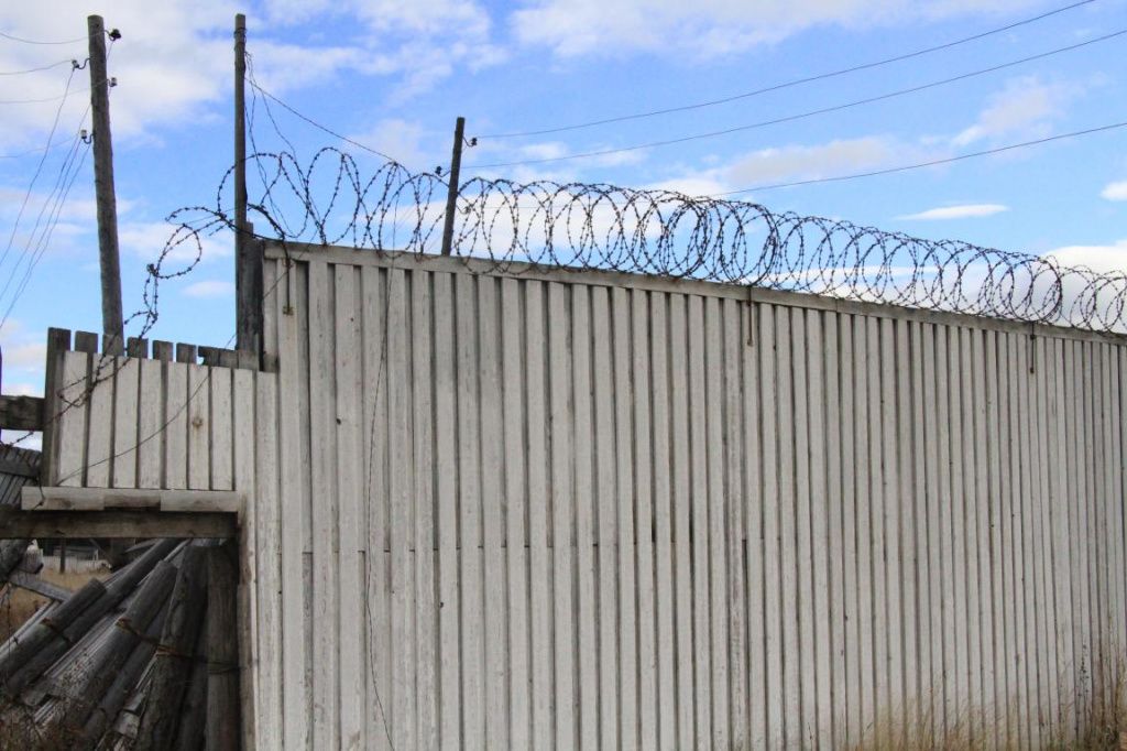 Местами на заборе еще сохранилась колючая проволока. Фото: Константин Бобылев, "Глобус"