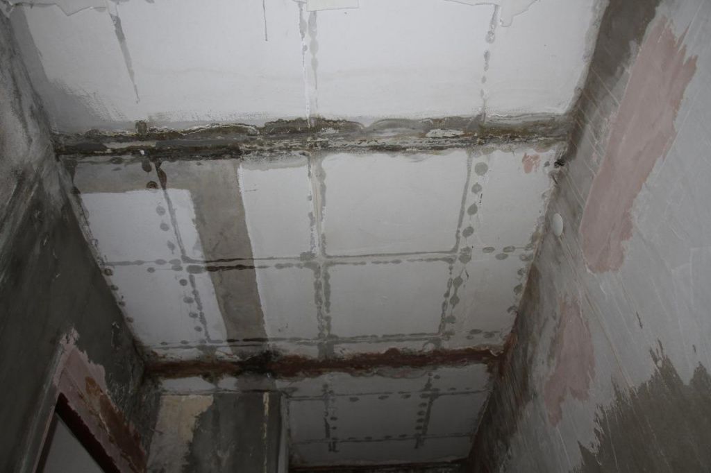 Ремонт в коридоре квартиры Юлии Егоровой застопорился. На потолке видны следы от многолетних протечек. Фото: Константин Бобылев, "Глобус"