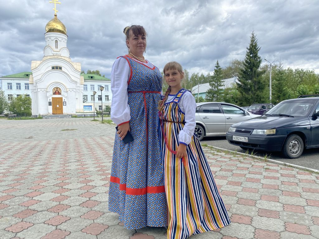 Участницы конкурса "Лето в сарафане" Анастасия (на фото слева) и Диана. Фото: Анна Куприянова, "Глобус"