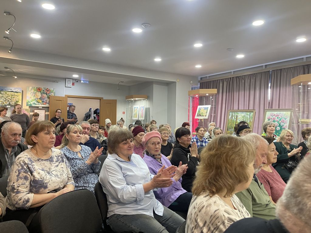 Каждую песню собравшиеся встречали аплодисментами. Фото: Анна Куприянова, "Глобус"