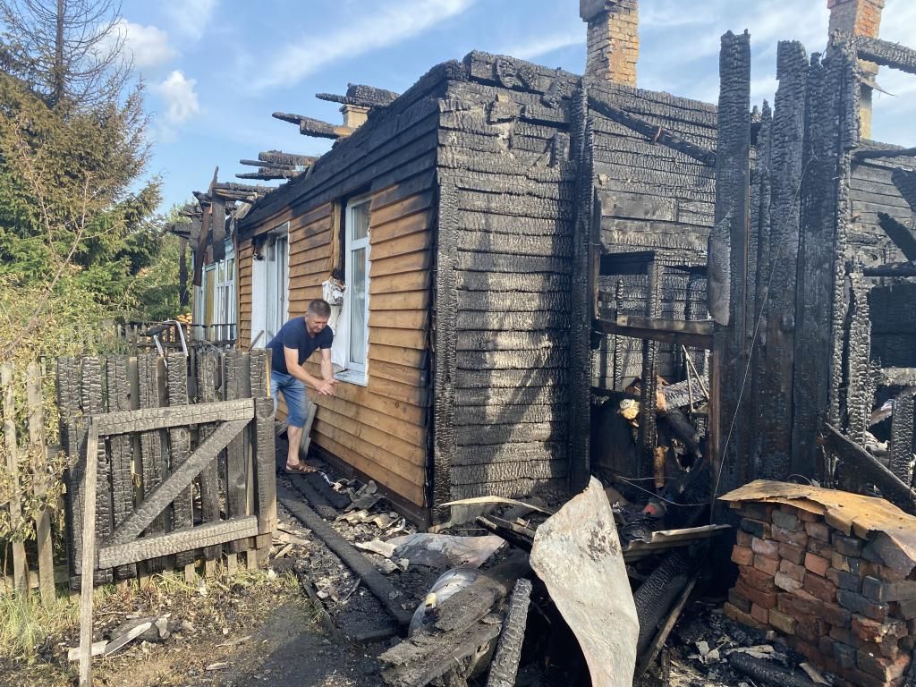 Идти некуда, нам негде ночевать”. Многодетной семье, потерявшей жилье в  пожаре, нужна помощь | Истории | СеровГлобус.ру