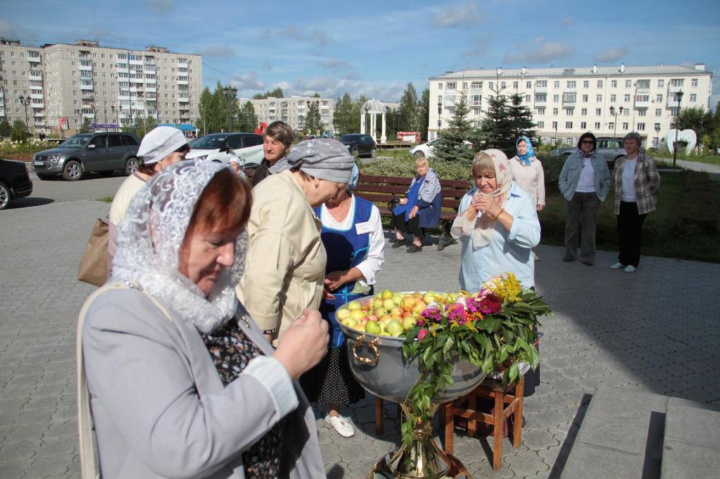 На выходе из храма прихожан угощали яблоками. Фото: Константин Бобылев, "Глобус"