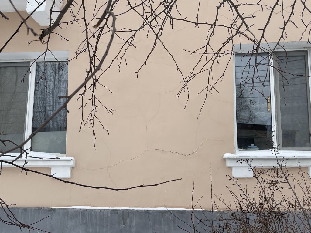 По фасаду расползлась паутина трещин. Фото: Анна Куприянова, "Глобус"