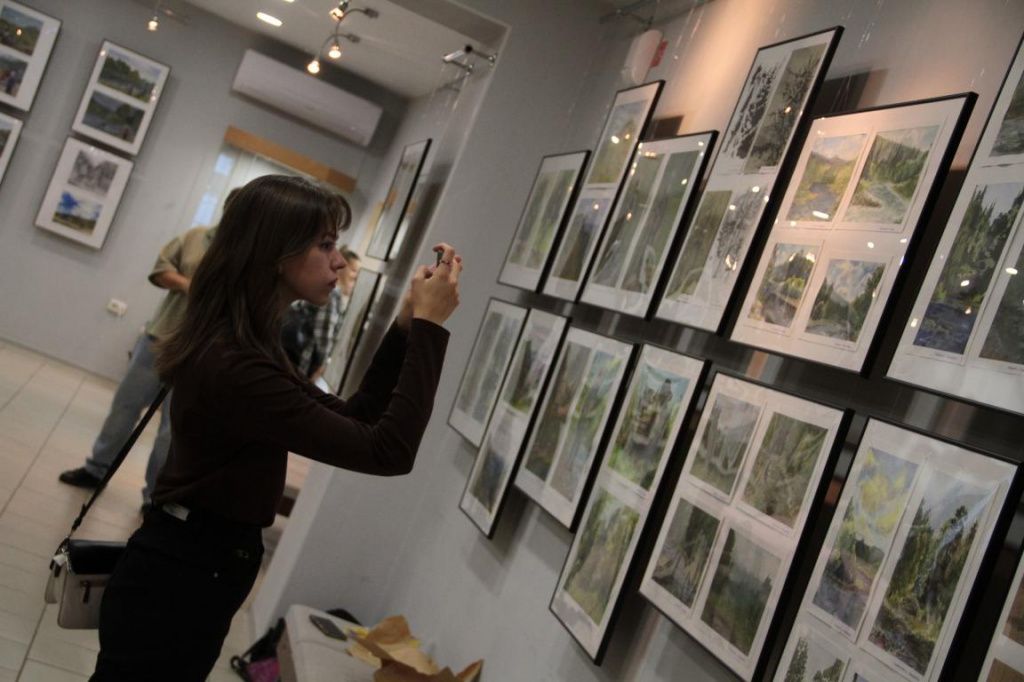 Работы, представленные на выставке, были созданы у подножия Конжаковского камня и у реки Чусовой. Фото: Константин Бобылев, "Глобус"