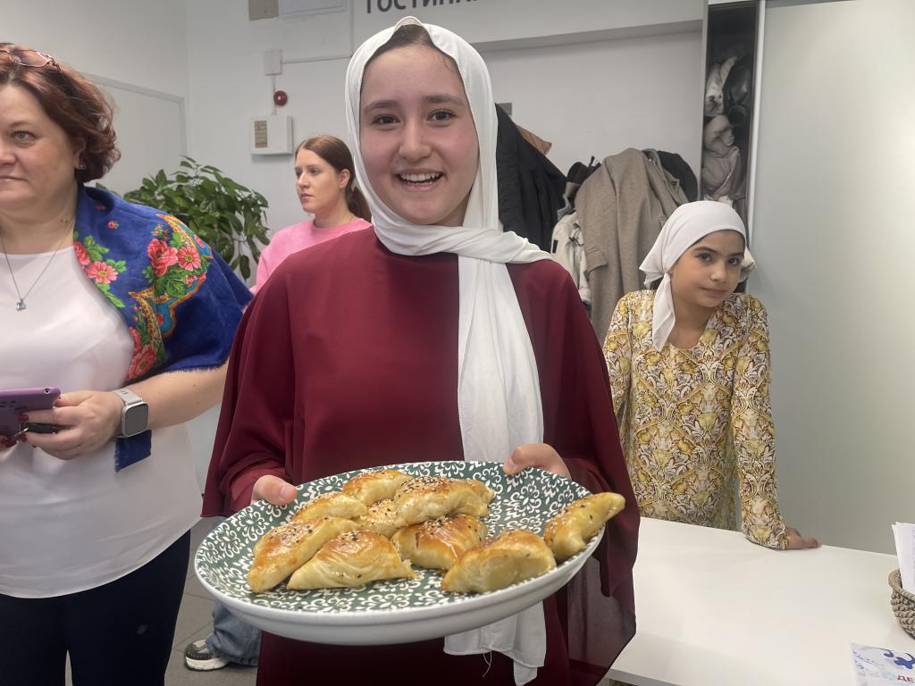 Кенджави Муродова угощала всех самсой. Фото: Анна Куприянова, "Глобус"