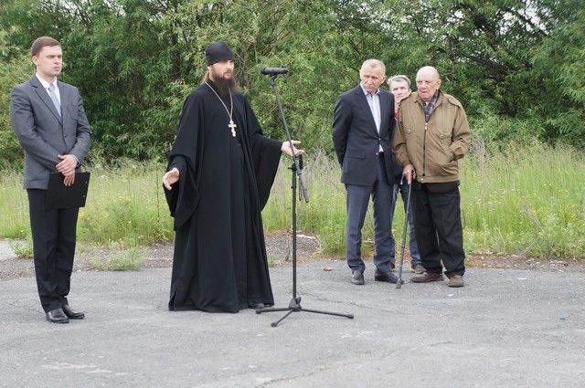 Священнослужитель также по традиции принимает участие в данном митинге. Фото: Алексей Пасынков, "Глобус" 