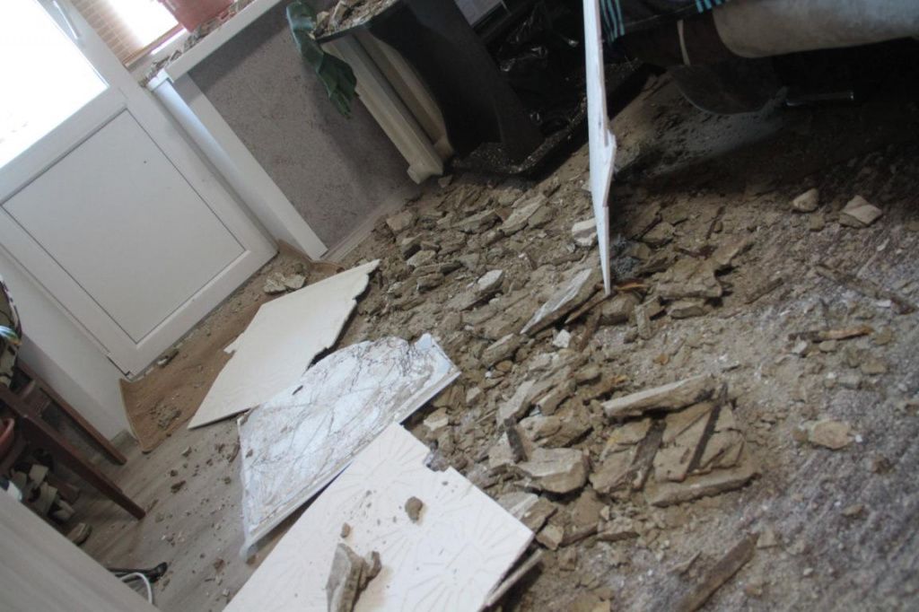 Обрушился слой штукатурки. Фото: Константин Бобылев, "Глобус" Обрушился слой штукатурки. Фото: Константин Бобылев, "Глобус"