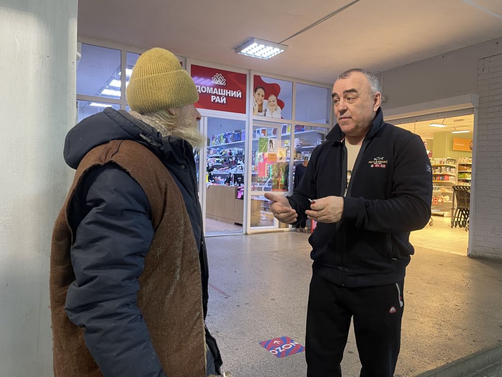 Андрей Портнов пробует убедить БОМЖа обратиться в соцслужбу. Фото: Анна Куприянова, "Глобус"