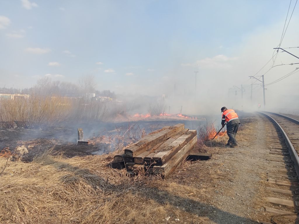Железнодорожники помогают бороться с пожаром. Фото: Анна Куприянова, "Глобус"