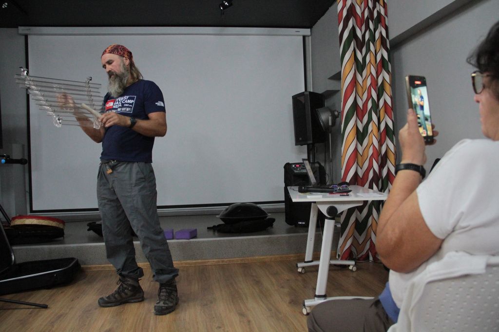 Александр говорит, что для игры на подобных инструментах не нужно специальное образование. В руках у него хрустальная арфа. Фото: Константин Бобылев, "Глобус"