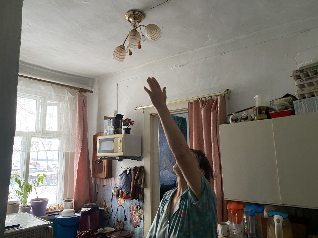 Тамара Агеева сама восстанавливает потолок после затопления. Фото: Анна Куприянова, "Глобус"