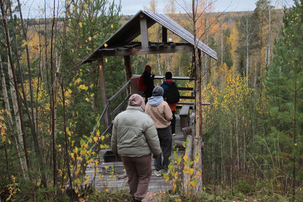 На пути была смотровая площадка, откуда открывался вид на окрестные леса. Фото: Константин Бобылев, "Глобус"