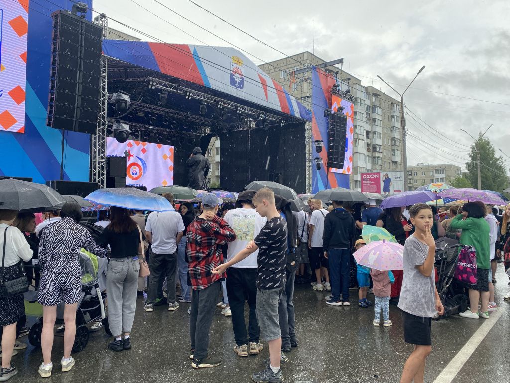 Перед началом вечернего блока праздника шел дождь. Фото: Анна Куприянова, "Глобус"