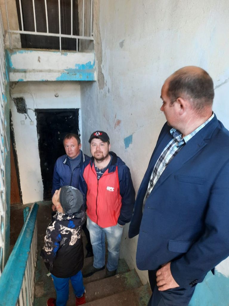 Представители коммунистической партии посетили дом №9 по улице Ключевой. Фото предоставлено Игорем Чудовым