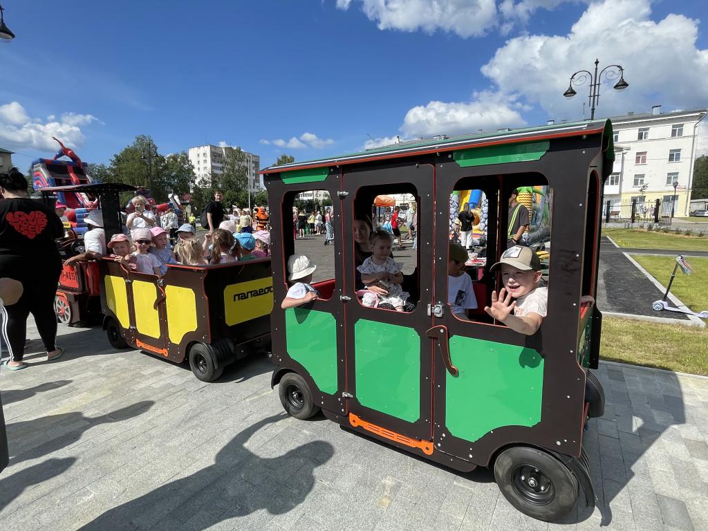 Дети с удовольствием катались на "паровозе". Фото: Анна Куприянова, "Глобус"