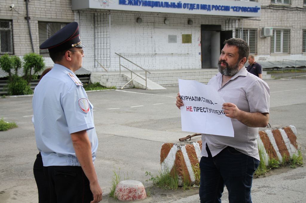 Сотрудники полиции взяли объяснение у выпускающего редактора "Глобуса". Фото: Константин Бобылев, "Глобус".