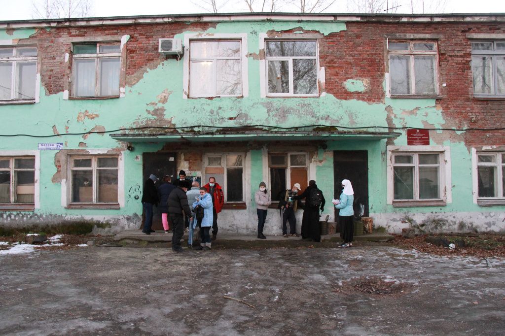 Вторая точка кормления нуждающихся появилась у общежития по проспекту Серова,7А. Фото: Константин Бобылев, “Глобус”