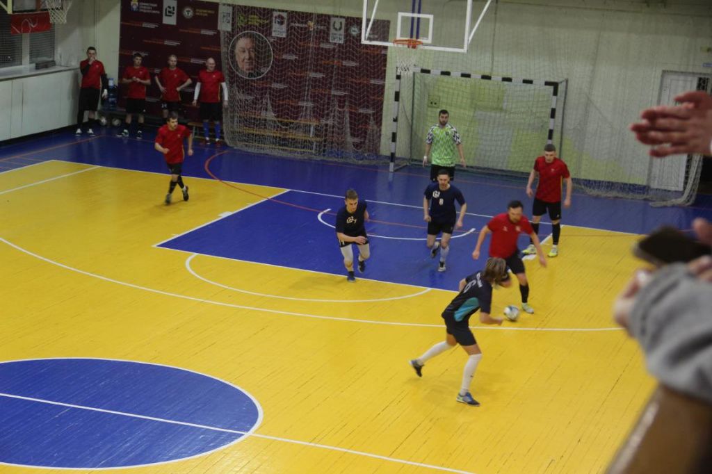 За третье место боролись команды "КСЦ" (синяя форма) и "Механик. Фото: Анна Куприянова, "Глобус"