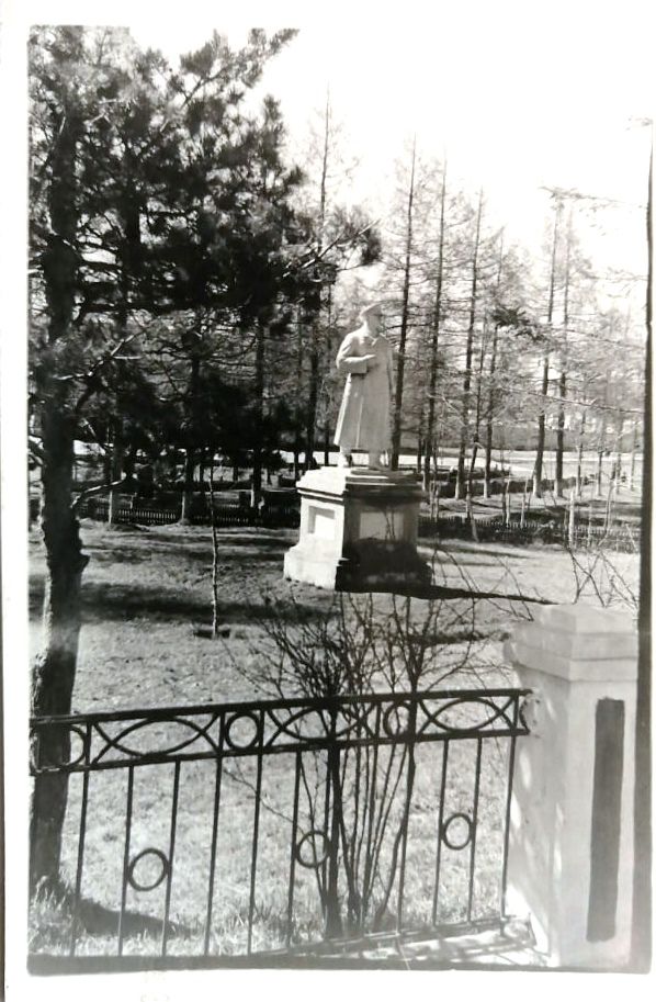 Сталин (или Ворошилов?). В полный рост. В военном обмундировании. Фото из фондов Серовского исторического музея, с сайта goskatalog.ru