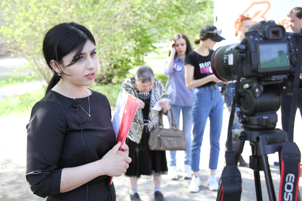 Парвин Салаева говорит, что после жалоб журналистам на заработную плату она почувствовала на сеье "репрессии" со стороны руководства горбольницы. Фото: Константин Бобылев, "Глобус"