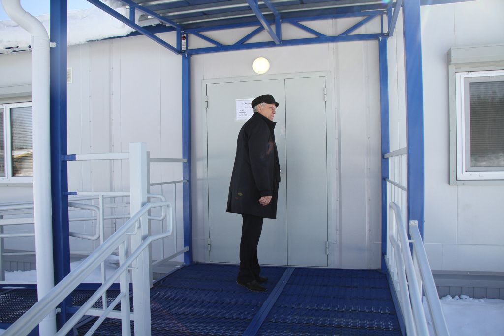 Глава Гарей Сергей Величко отметил, что жители Андрюшино очень довольны работой фельдшера Сергея Шадрина. Фото: Константин Бобылев, "Глобус" Глава Гарей Сергей Величко отметил, что жители Андрюшино очень довольны работой фельдшера Сергея Шадрина. Фото: Константин Бобылев, "Глобус"