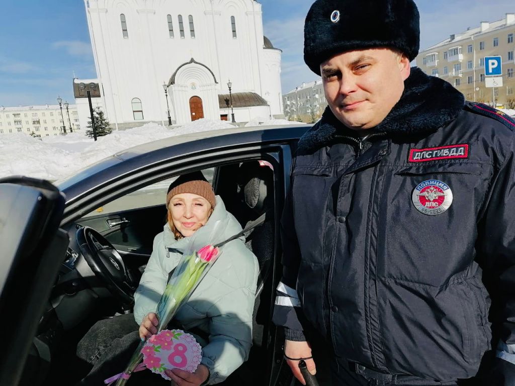 В преддверии 8 марта в Серове прошла акция "Цветы для автоледи". Фото: полиция Серова
