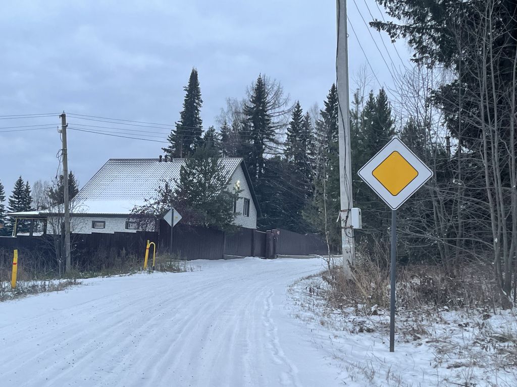 По данным "Сероавтодора", на 2-й Молочной установили более 20 дорожных знаков. Фото: Анна Куприянова, "Глобус"