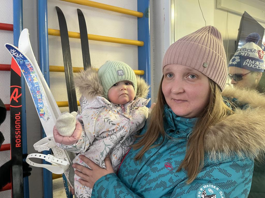 Годовалая Алиса часть дистанции ехала на лыжах, остальной путь - на руках мамы Кристины Григорьевой. Фото: Анна Куприянова, "Глобус"