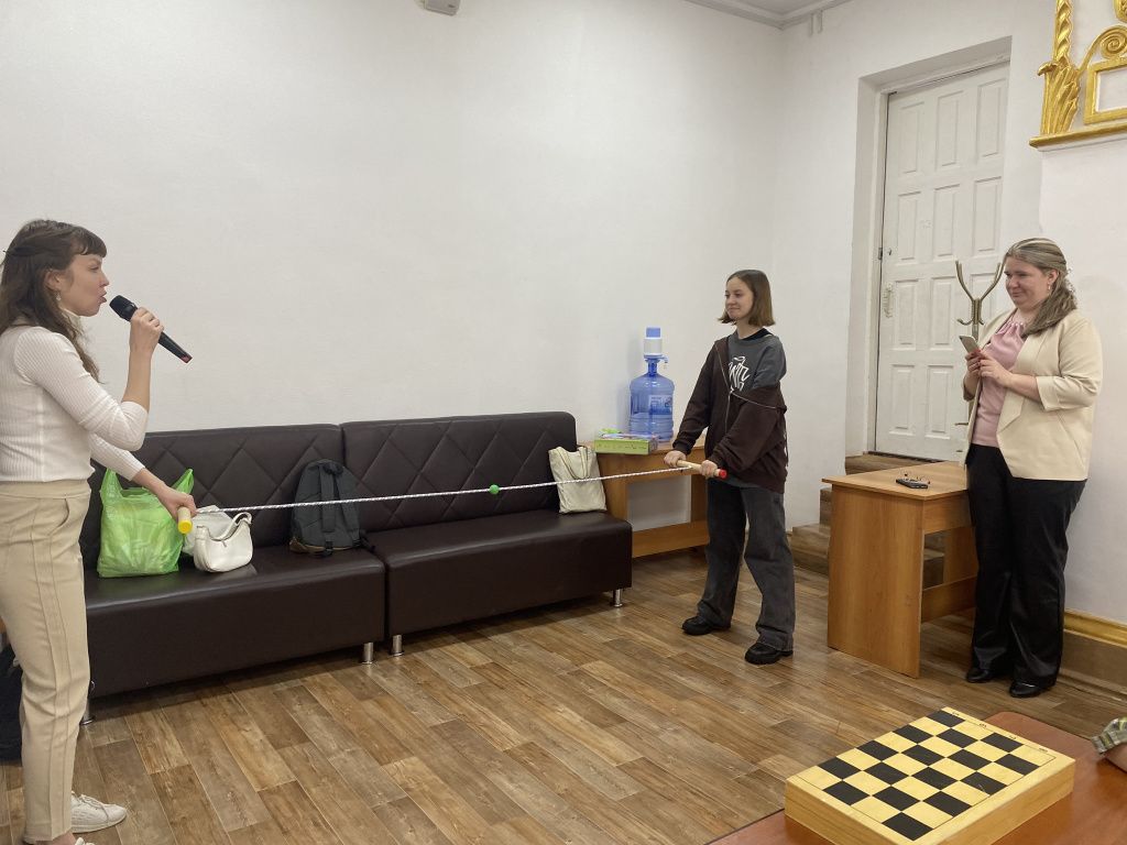 Мария Кирпикова (справа) считает, что волонтеры - люди, которые умеют дарить частичку душевного тепла. Фото: Анна Куприянова, "Глобус"