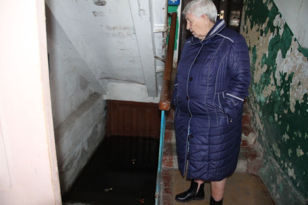 Валентина Завьялова уточнила, что водой затопило оба подвала. Фото: Анна Куприянова, "Глобус"