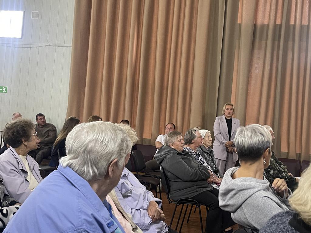 На вопросы о школьном автобусе ответила директор школы №23 Наталья Бирюкова. Фото: Анна Куприянова, "Глобус"