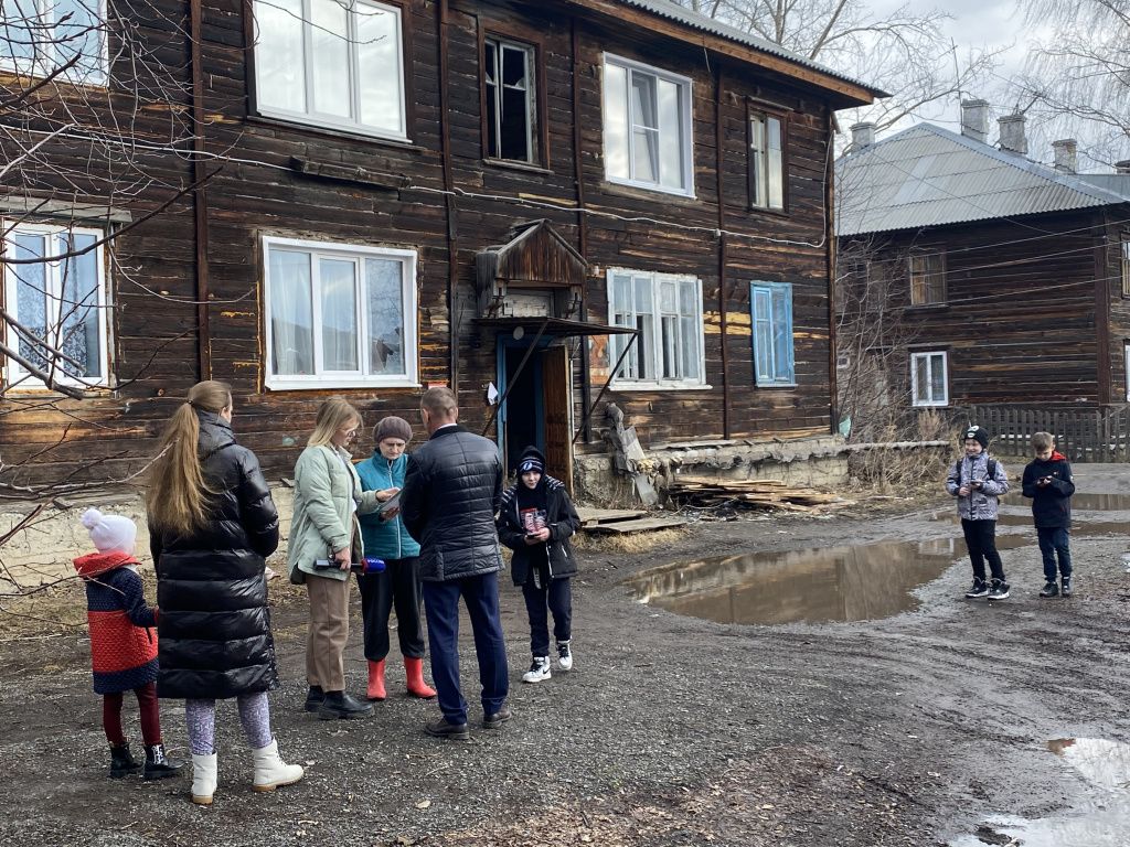 Жители рассказывают журналистам "Вести Урал" о проблемах дома. Фото: Анна Куприянова, "Глобус"