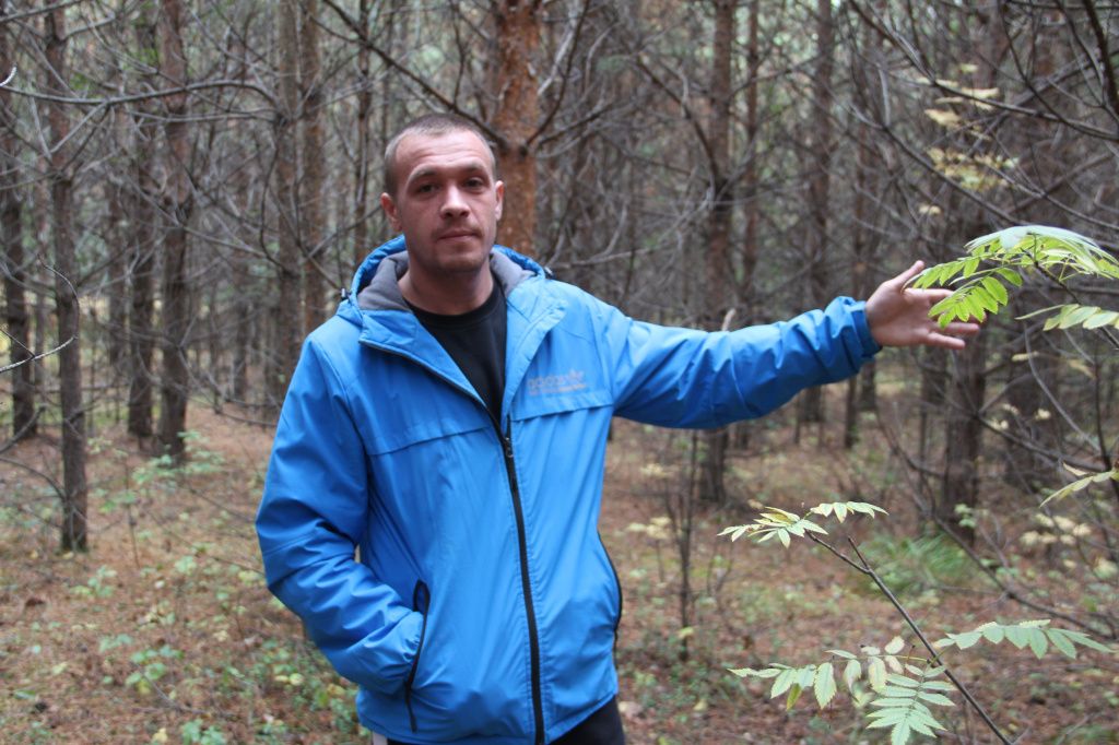 Сергей Архипов говорит, что за валку леса на чужой территории ему могут дать штраф. Фото: Анна Куприянова, "Глобус" Сергей Архипов говорит, что за валку леса на чужой территории ему могут дать штраф. Фото: Анна Куприянова, "Глобус"