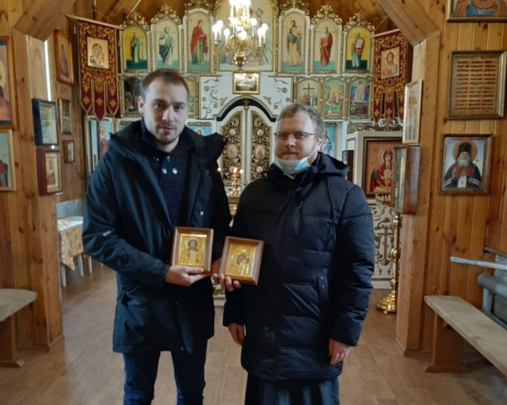Антон Шипулин побывал в сосьвинском храме 3 февраля. Фото: со страницы Отца Сергия Михалева в социальной сети "Одноклассники" Антон Шипулин побывал в сосьвинском храме 3 февраля. Фото: со страницы Отца Сергия Михалева в социальной сети "Одноклассники"