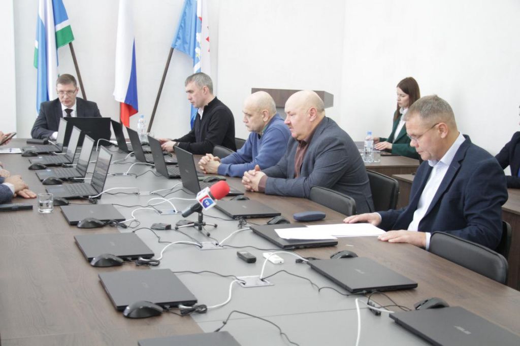 Андрей Рагозин ответил депутату, что у него, в Управлении капстроительства, нет специалистов-экономистов, которые могли бы посчитать, что дешевле для котельной - уголь или древесные материалы. Фото: Константин Бобылев, "Глобус"