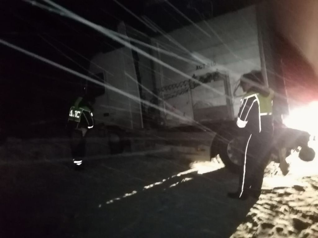 В ДТП под Серовом столкнулись легковой автомобиль и грузовик с прицепом. Фото: Госавтоинспекция Свердловской области 