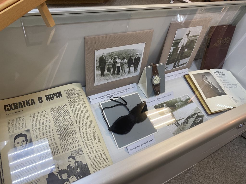 В музее представлены личные вещи, книги и фотографии Эдуарда Асадова. Фото: Анна Куприянова, "Глобус" 