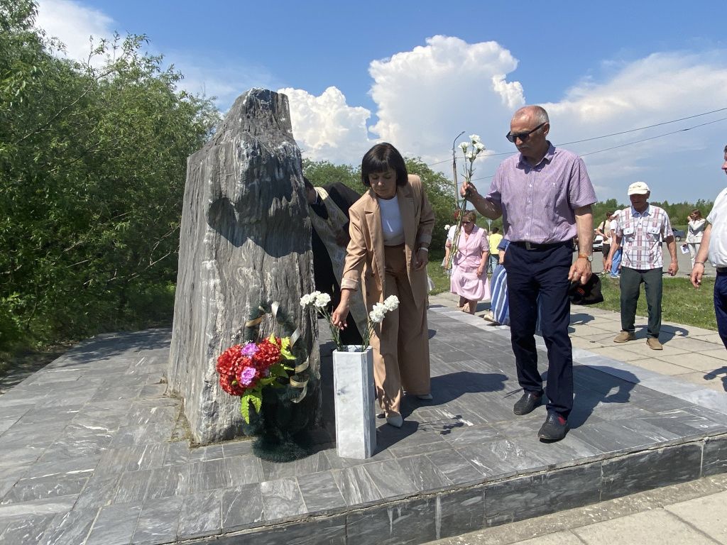 К памятному камню возложили белые гвоздики. Фото: Анна Куприянова, "Глобус"